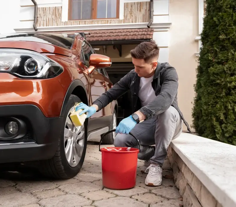 Lavage auto à domicile Aubigny-les-Pothées : professionnel intervenant sur un véhicule